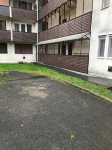 an empty parking lot in front of a building at Menta apartman in Szolnok