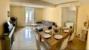 ein Wohnzimmer mit einem Tisch und einem Sofa in der Unterkunft Appartement les pieds dans l'eau ! in Collioure