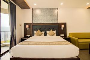 Postel nebo postele na pokoji v ubytování Mountain Breeze Resort, Mahabaleshwar