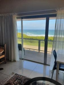 Habitación con ventana grande con vistas al océano. en Marine48 Self-catering Port Elizabeth, en Port Elizabeth