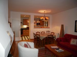 a living room with a table and a kitchen at Apollo-Vacances Pirinenca in Soldeu