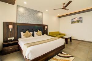 Postel nebo postele na pokoji v ubytování Mountain Breeze Resort, Mahabaleshwar