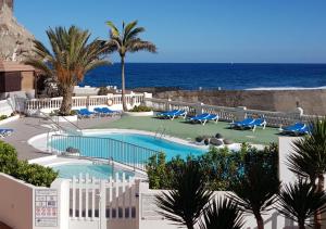 Изглед към басейн в Maravillosa vivienda con piscina al lado del mar или наблизо