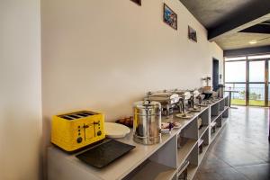 Příslušenství pro přípravu čaje a kávy v ubytování Mountain Breeze Resort, Mahabaleshwar