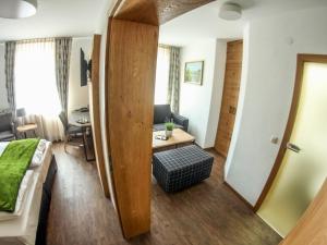 Postel nebo postele na pokoji v ubytování Hotel zum ehem. königl. Bayr. Forsthaus