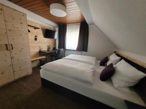Postel nebo postele na pokoji v ubytování Hotel zum ehem. königl. Bayr. Forsthaus