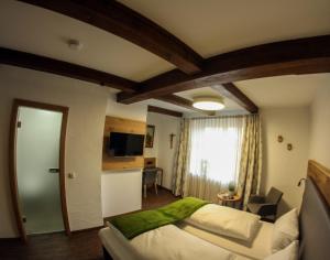Postel nebo postele na pokoji v ubytování Hotel zum ehem. königl. Bayr. Forsthaus