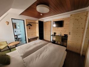 Postel nebo postele na pokoji v ubytování Hotel zum ehem. königl. Bayr. Forsthaus