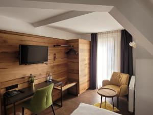 TV a/nebo společenská místnost v ubytování Hotel zum ehem. königl. Bayr. Forsthaus