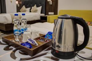 Příslušenství pro přípravu čaje a kávy v ubytování Mountain Breeze Resort, Mahabaleshwar