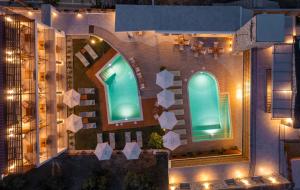 尼基季的住宿－Dandelion Suites，享有带游泳池的大楼的顶部景致