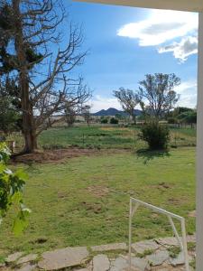 ein Feld mit einem Fußballtor im Gras in der Unterkunft Yardley Cottage in Colesberg