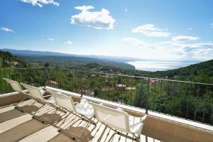 d'un balcon avec des chaises et une vue sur la vallée. dans l'établissement Villa Bella Vista - Seaview Holiday Home, à Rukavac