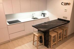 eine Küche mit schwarzer Arbeitsplatte und Spüle in der Unterkunft Martormar in Finestrat + 28 Fotos