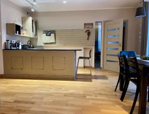 Kuchyňa alebo kuchynka v ubytovaní Apartament Grafitowy Willa Laser