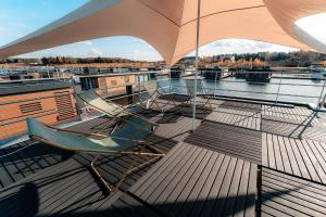 Balkón nebo terasa v ubytování Floatinghouses Bärwalder See