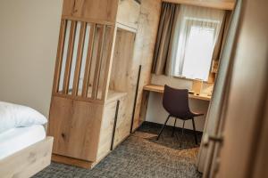 Postel nebo postele na pokoji v ubytování Kräuterhotel Hochzillertal
