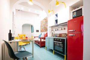 Kuchyň nebo kuchyňský kout v ubytování Trastevere Colorful Apartment with Terrace!