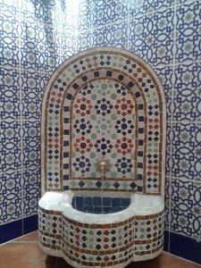 Un baño con bañera de mosaico en una habitación. en Apartamentos Margoysa I, en Los Alcázares