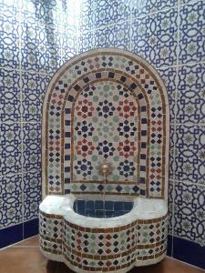 Habitación con baño con bañera de mosaico. en Apartamentos Margoysa I, en Los Alcázares