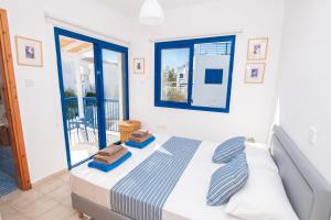 1 dormitorio con 1 cama con 2 toallas en Villa Saint Nikolas, en Protaras