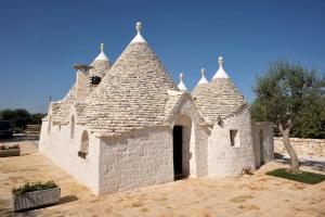 モノーポリにあるTrullo Due Uliviの小さな白い屋根の建物