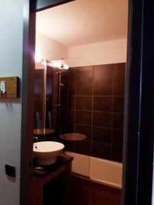 uma casa de banho com um lavatório e um chuveiro em Creux de l'Ours Mottaret, 3 à 5 couchages em Méribel