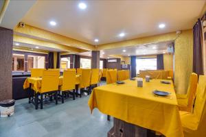 Restaurace v ubytování FabHotel Ocean View Apartment - Nr Dabolim Airport