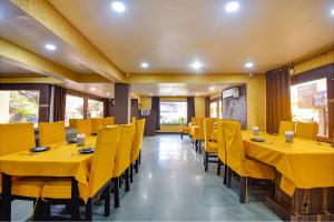 FabHotel Ocean View Apartment - Nr Dabolim Airport餐厅或其他用餐的地方