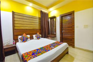 FabHotel Ocean View Apartment - Nr Dabolim Airport客房内的一张或多张床位