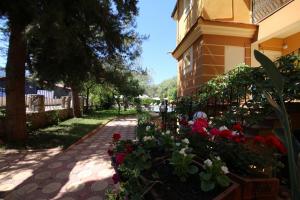 オルデニズにあるPınara Boutique Apartments Hisaronuの歩道脇の花の建物