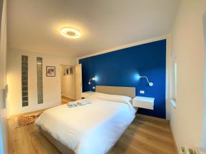 Ein Bett oder Betten in einem Zimmer der Unterkunft CASA ILARIA - Luminoso appartamento con vista nel centro storico