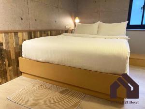 Łóżko lub łóżka w pokoju w obiekcie M Taipei Hotel