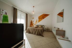 A television and/or entertainment centre at Agriturismo Tenuta Don Carlo