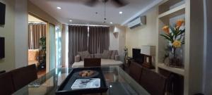 Гостиная зона в Pico De Loro 2BR