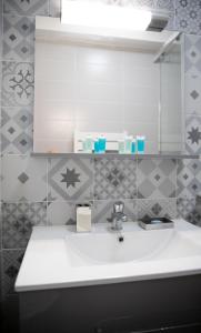 a bathroom with a white sink and a mirror at Appartement climatisé hyper-centre de Toulon in Toulon