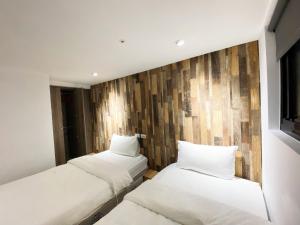 Łóżko lub łóżka w pokoju w obiekcie M Taipei Hotel