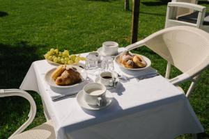 uma mesa branca com dois pratos de comida em Agriturismo Tenuta Don Carlo em Nocera Superiore