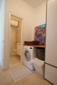 lavadero con lavadora en el baño en Miško Apartamentai, en Juodkrantė