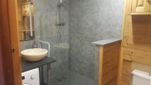 La salle de bains est pourvue d'une douche et d'un lavabo. dans l'établissement Plagne centre -Pied de pistes, à La Plagne Tarentaise