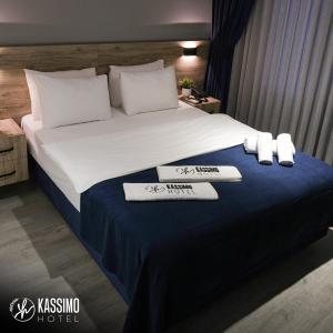 Una habitación de hotel con una cama con dos toallas. en Kassimo Hotel, en Estambul