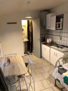 Nhà bếp/bếp nhỏ tại La petite chambre sympa de Cindy