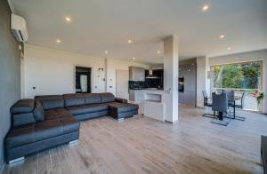 Posedenie v ubytovaní Villa Liam con Piscina - Goelba