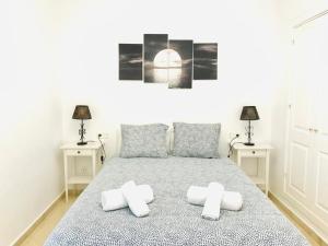 Posteľ alebo postele v izbe v ubytovaní Agua IV & seasonal pool by ELE Apartments