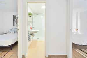 Posteľ alebo postele v izbe v ubytovaní Apartamento en primera linea de playa en la Malagueta