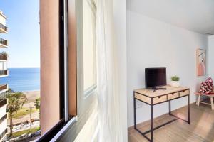 Televízia a/alebo spoločenská miestnosť v ubytovaní Apartamento en primera linea de playa en la Malagueta