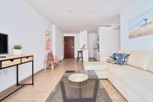 TV a/nebo společenská místnost v ubytování Apartamento en primera linea de playa en la Malagueta