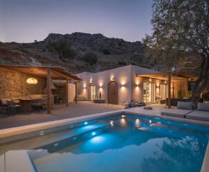 Bazén v ubytování Isla Beach House, a Timeless Retreat, By ThinkVilla nebo v jeho okolí