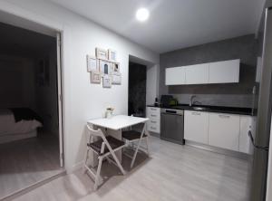 A kitchen or kitchenette at Apartamento en Alicante La Casa Azul