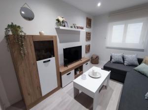 A television and/or entertainment centre at Apartamento en Alicante La Casa Azul